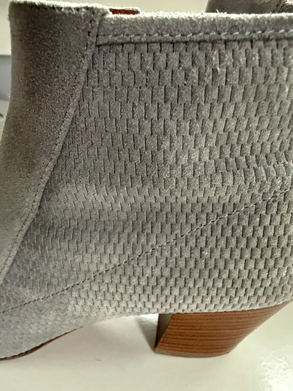 Aquatalia Grey Suede Ankle Booties – Made in Italy Size 8.5 EUC
